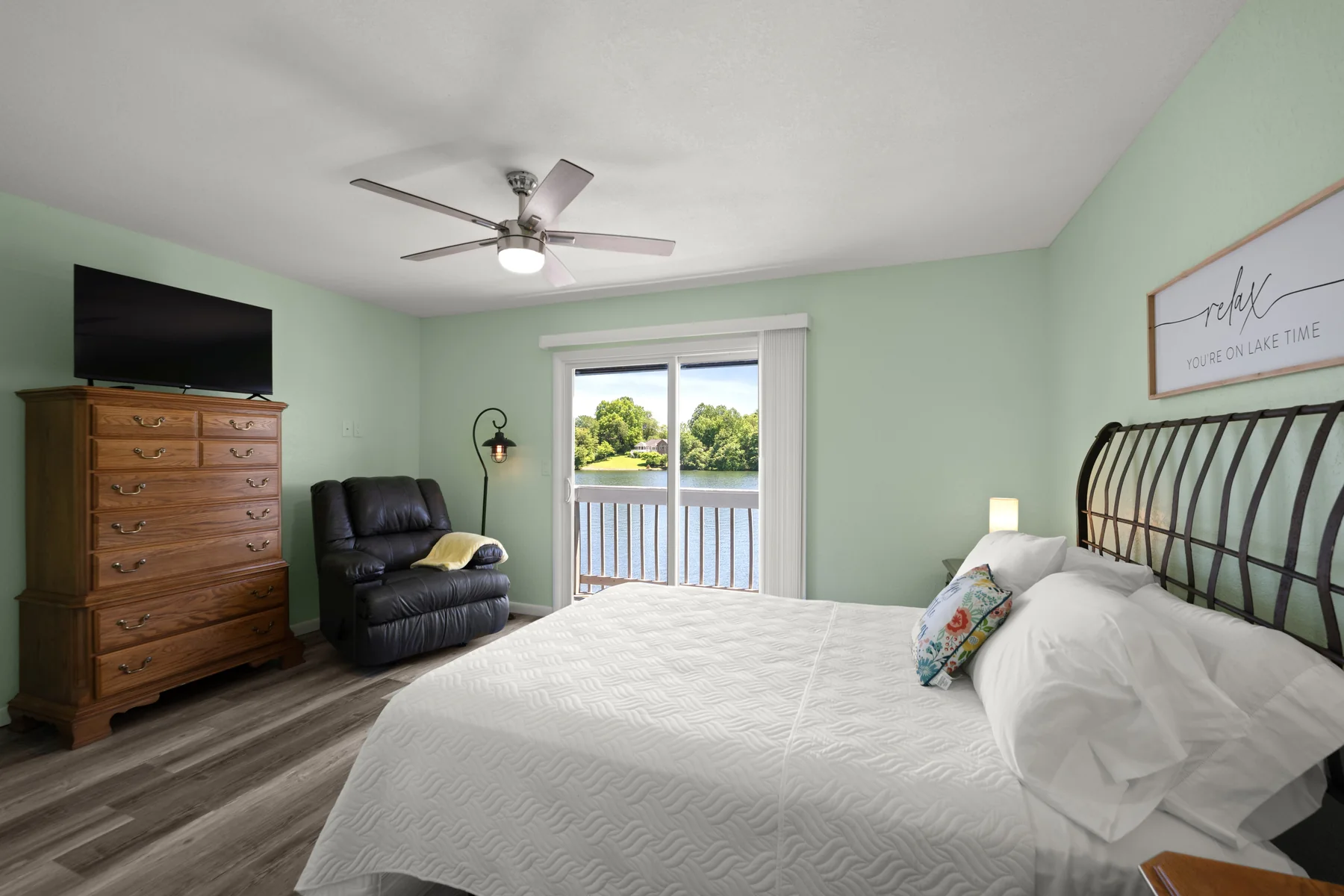 Pointe Landing vacation rental interior, amenity, or Lake Holiday view — photo 4