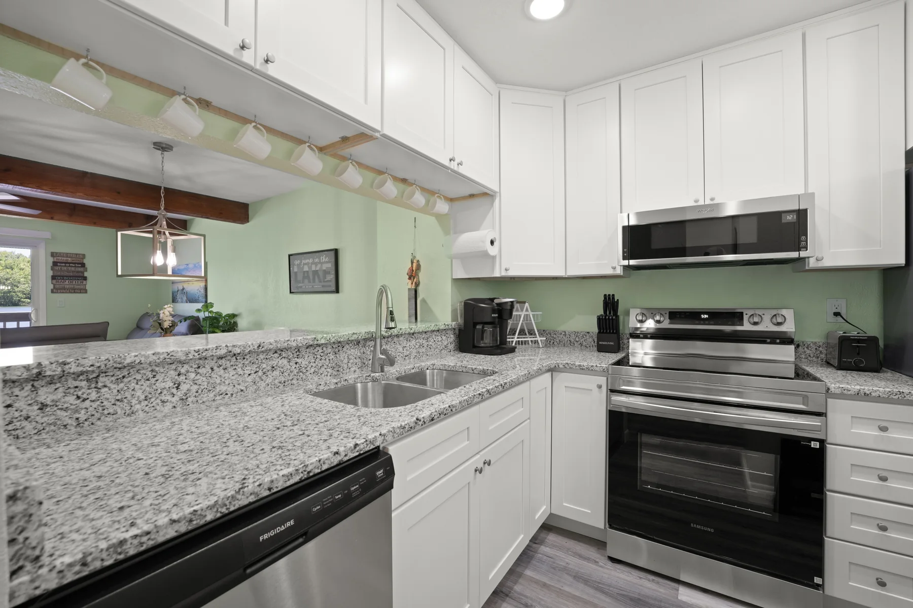 Pointe Landing vacation rental interior, amenity, or Lake Holiday view — photo 5