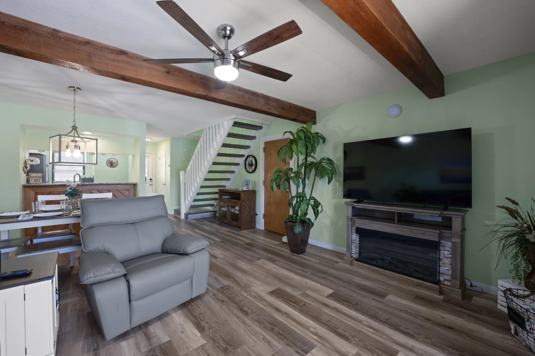 Pointe Landing vacation rental interior, amenity, or Lake Holiday view — photo 13