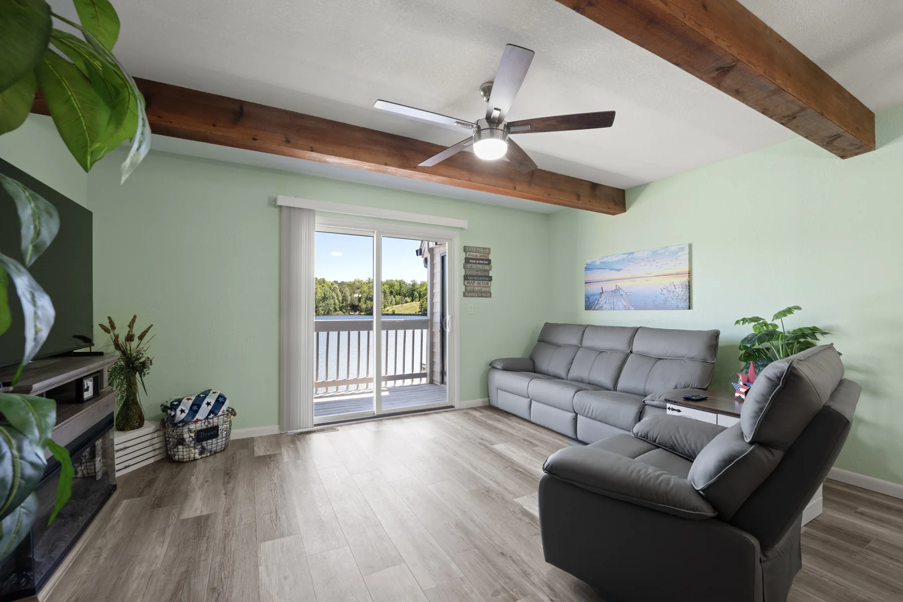 Pointe Landing vacation rental interior, amenity, or Lake Holiday view — photo 16