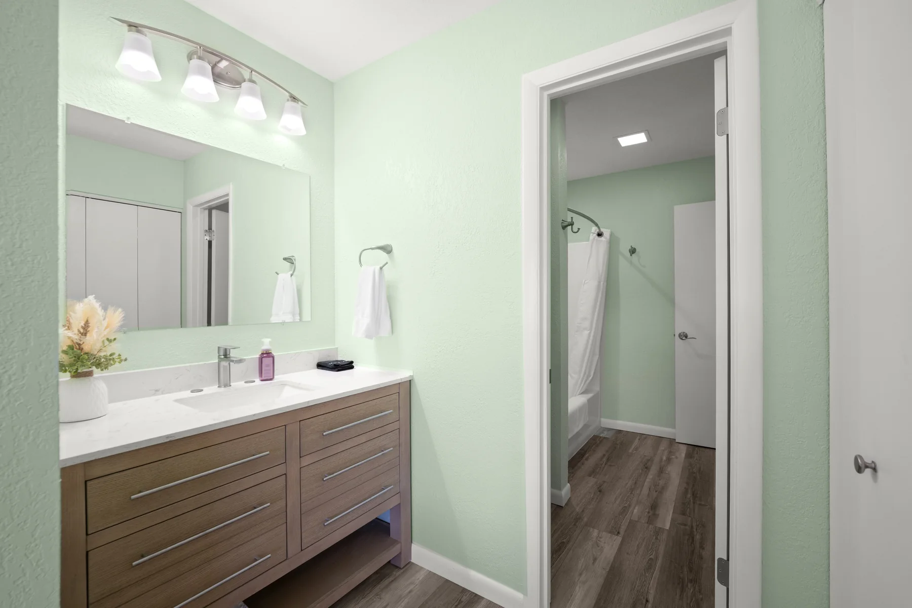 Pointe Landing vacation rental interior, amenity, or Lake Holiday view — photo 29